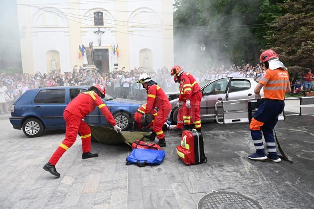 Participanții la marș au asistat și la o simulare de accident rutier