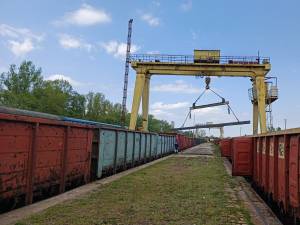 Materialele sunt transbordate din vagoanele ucrainene în cele românești