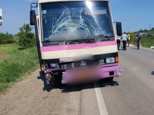 Autocarul Cernăuți - Suceava a lovit o căruță, pe E 85