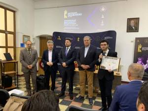 Primarul municipiului Rădăuți, Bogdan Loghin, a oferit o Diplomă de excelență și suma de 1.500 lei elevului Cosmin Țugui .jpg