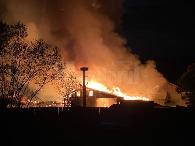 Incendiu uriaș în Vatra Dornei: mai multe hale, o linie de producție și material lemnos înghițite de flăcări. Foto Radio Dorna