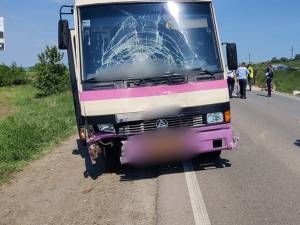 Autocarul Cernăuți – Suceava a lovit o căruță pe E 85
