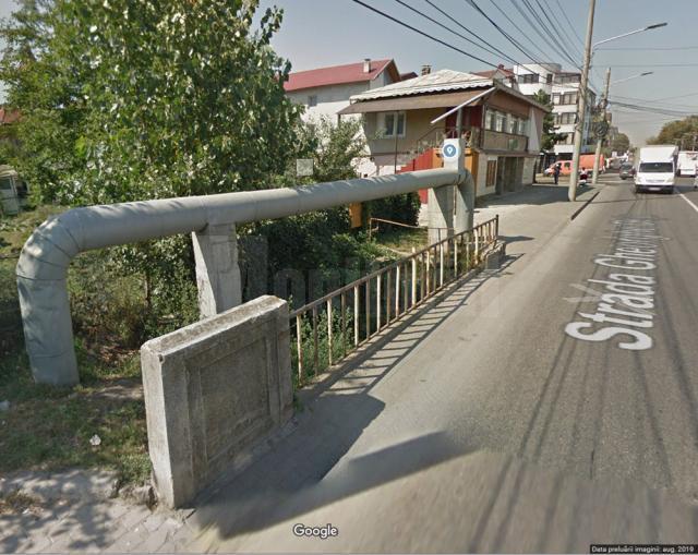 Podeț deteriorat la intersecția străzilor Gheorghe Doja şi Jean Bart
