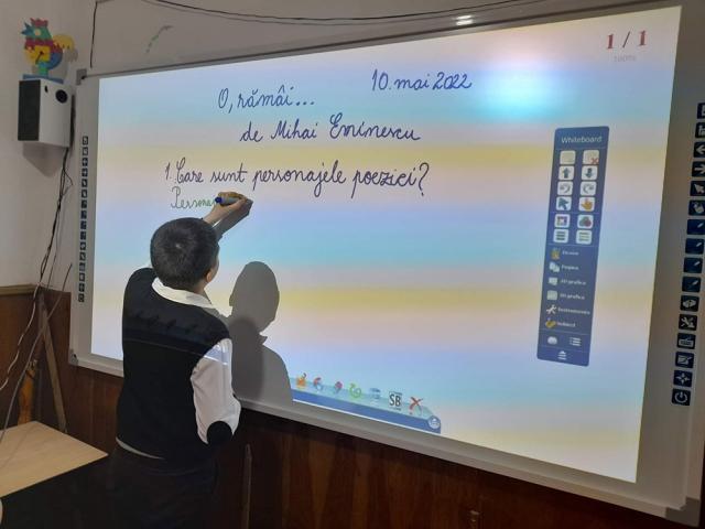 Şcolile din Vatra Moldoviței au fost dotate cu table interactive