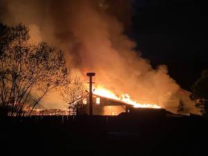 Incendiu uriaș în Vatra Dornei: mai multe hale, o linie de producție și material lemnos înghițite de flăcări. Sursa foto Radio Dorna