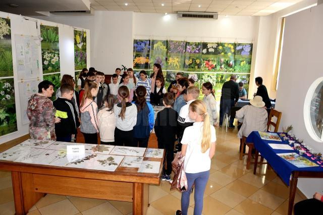Zeci de elevi de la Școala Gimnazială „Bogdan Vodă” din Rădăuți, prezenți la vernisajul expoziției „Potir vindecător”