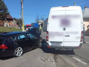 Impact între un BMW și un microbuz marca Mercedes, la intrarea în Câmpulung Moldovenesc