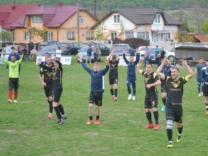Jucătorii Bucovinei Dărmănești celebrează victoria din manșa tur a Cupei României