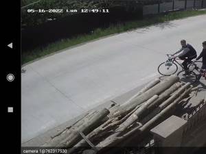 Doi copii din Horodnic de Sus au mers 15 km cu bicicletele pentru a restitui proprietarului portofelul pierdut de acesta în Marginea