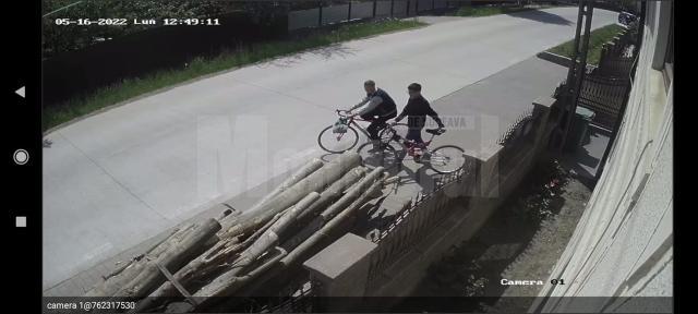 Doi copii din Horodnic de Sus au mers 15 km cu bicicletele pentru a restitui proprietarului portofelul pierdut de acesta în Marginea