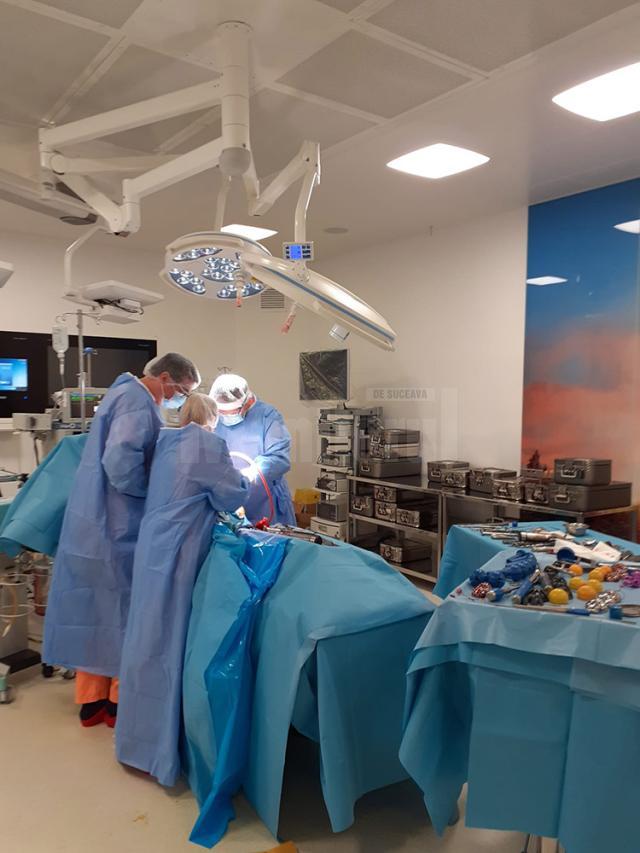 Reconstrucția bazinului prin transplant de țesut osos și protezare de șold, realizată de o echipă de ortopezi de la Spitalul din Suceava