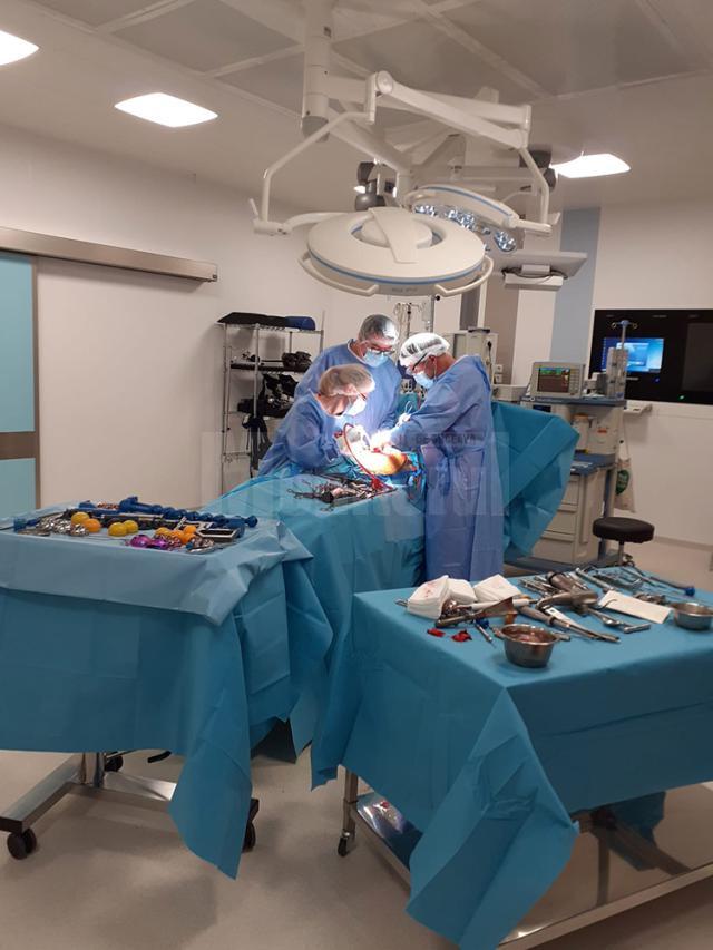 Reconstrucția bazinului prin transplant de țesut osos și protezare de șold, realizată de o echipă de ortopezi de la Spitalul din Suceava
