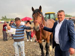 Locul I la tracțiune simplă - calul Cezar, cu proprietarul Sebi Vereș şi cu viceprimarul Gavriluță Hintar     Foto Florin Lungu