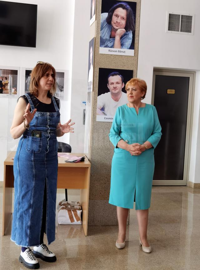 Amedeia Viţega și Angela Zarojanu, la inaugurarea expoziției foto