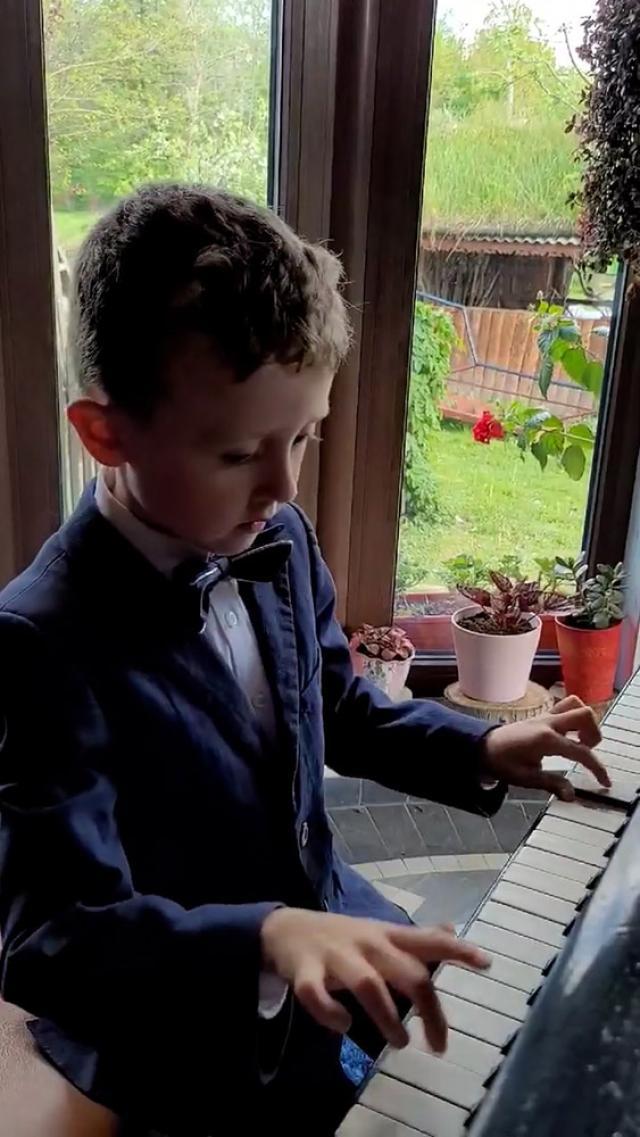 Ioan, un copil de 7 ani din Marginea, are o însușire rară: „auz absolut”. El cântă la pian, orgă, acordeon și vocal