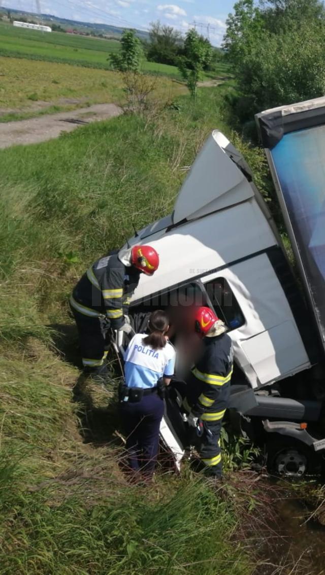 Șofer rănit după ce tirul pe care îl conducea a ajuns într-un canal