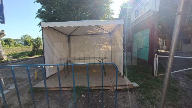 Bate vântul prin corturile pentru refugiați din Vama Siret, dar cozile de tiruri sunt uriașe