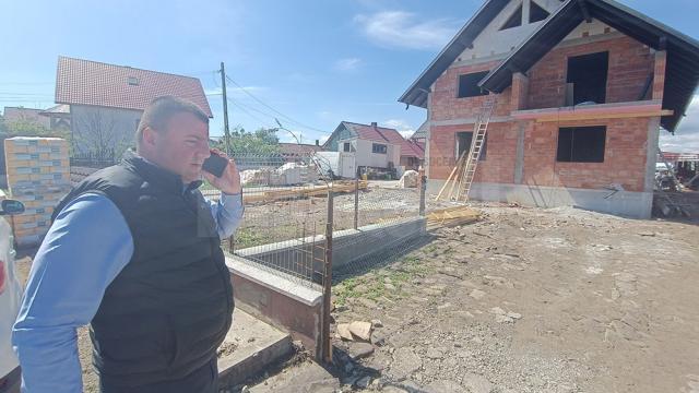 Gheorghe Lazăr, primarul din Marginea, i-a sprijinit pe oamenii afectați de incendiu încă din prima zi