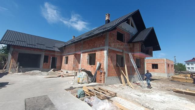 Două case mistuite de flăcări la Marginea acum câteva săptămâni au fost reconstruite parțial