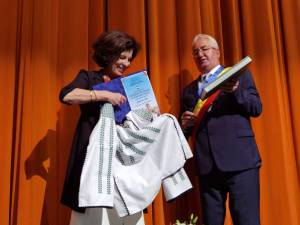 Excelența Sa, Laurence Auer, Ambasadorul Franței în România, a primit de la Ion Lungu diploma de „Cetățean de onoare al Sucevei” și două cadouri