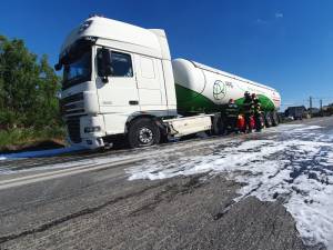 Pericol de explozie după coliziunea dintre o autocisternă şi un autoturism