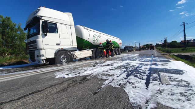 Pericol de explozie după coliziunea dintre o autocisternă şi un autoturism