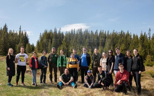 Echipa de studenți voluntari şi îndrumătorii lor în Parcul Naţional Călimani