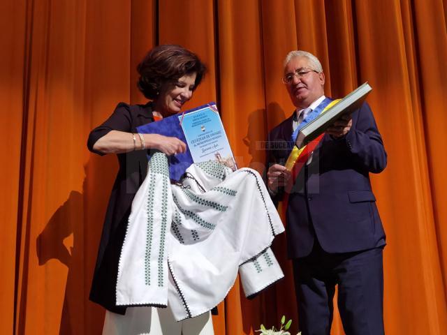 Excelența Sa, Laurence Auer, Ambasadorul Franței în România, a primit de la Ion Lungu diploma de „Cetățean de onoare al Sucevei” și două cadouri
