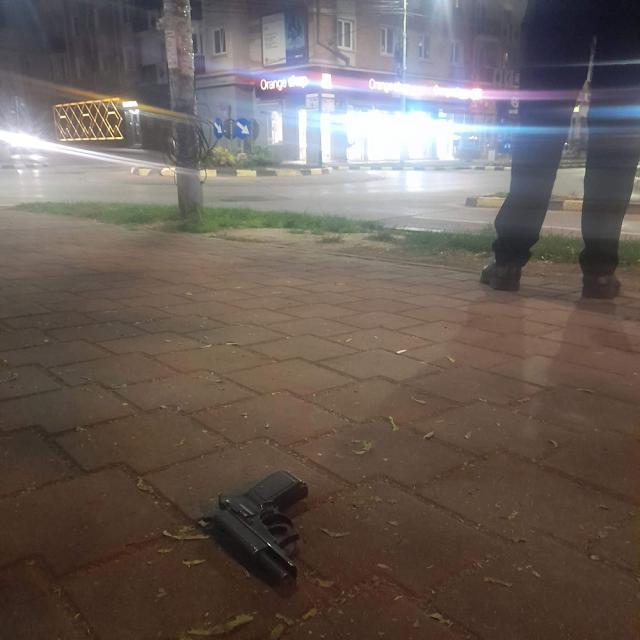 Un petrecăreț a scos un pistol pe esplanada Sucevei și a băgat oamenii în sperieți