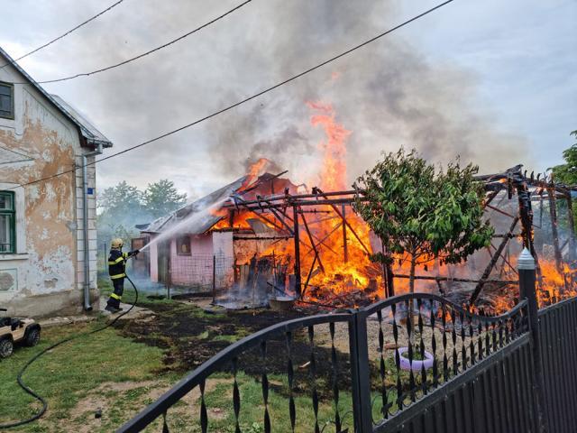 Incendiu puternic, oprit înainte de a se extinde și la o casă din Siret