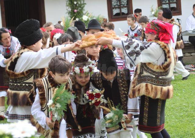 Spectacolul „Nunta în Bucovina”, prezentat de elevi câmpulungeni, la Muzeul ,,Arta Lemnului”