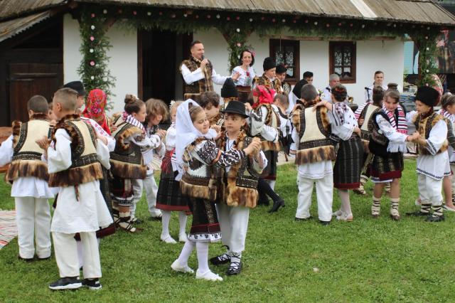 Spectacolul „Nunta în Bucovina”, prezentat de elevi câmpulungeni, la Muzeul ,,Arta Lemnului”