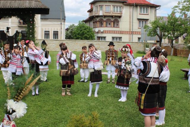 Spectacolul „Nunta în Bucovina”, prezentat de elevi câmpulungeni, la Muzeul ,,Arta Lemnului”