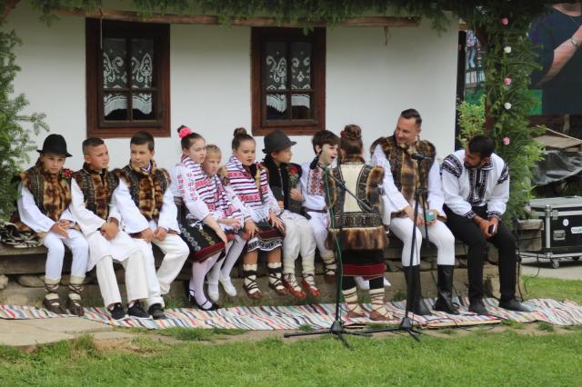 Spectacolul „Nunta în Bucovina”, prezentat de elevi câmpulungeni, la Muzeul ,,Arta Lemnului”