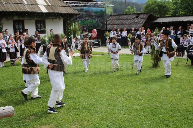 Spectacolul „Nunta în Bucovina”, prezentat de elevi câmpulungeni, la Muzeul ,,Arta Lemnului”