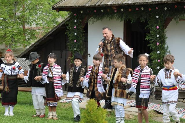 Spectacolul „Nunta în Bucovina”, prezentat de elevi câmpulungeni, la Muzeul ,,Arta Lemnului”