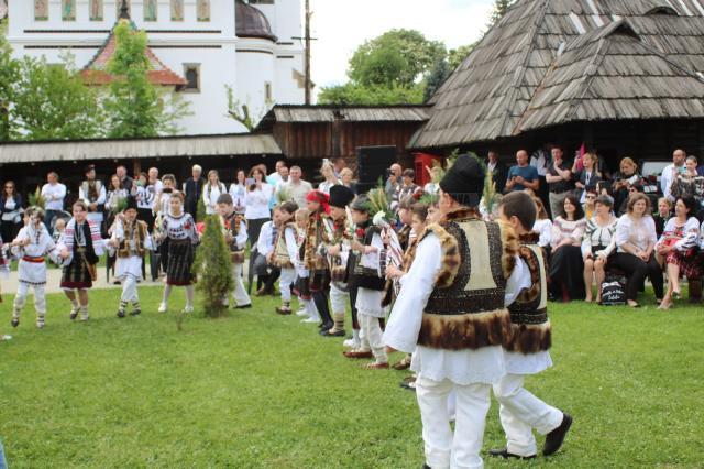 Spectacolul „Nunta în Bucovina”, prezentat de elevi câmpulungeni, la Muzeul ,,Arta Lemnului”