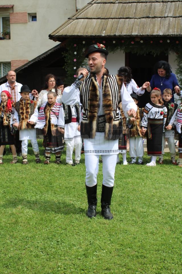 Spectacolul „Nunta în Bucovina”, prezentat de elevi câmpulungeni, la Muzeul ,,Arta Lemnului”