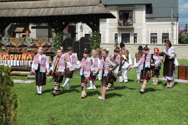 Spectacolul „Nunta în Bucovina”, prezentat de elevi câmpulungeni, la Muzeul ,,Arta Lemnului”