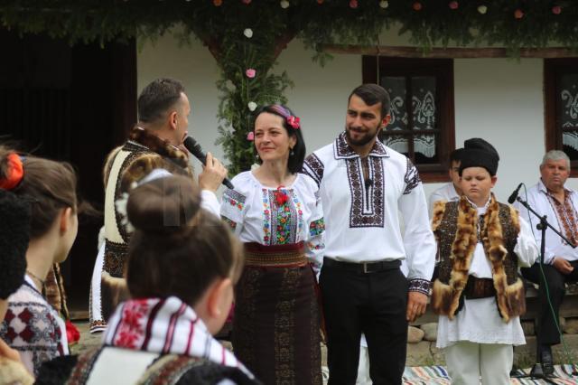 Spectacolul „Nunta în Bucovina”, prezentat de elevi câmpulungeni, la Muzeul ,,Arta Lemnului”