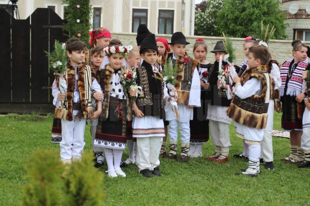 Spectacolul „Nunta în Bucovina”, prezentat de elevi câmpulungeni, la Muzeul ,,Arta Lemnului”