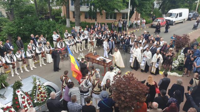 Maestrul George Sîrbu a fost condus pe ultimul drum în sunet de bucium, de caval și în dangăt de clopote