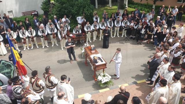 Maestrul George Sîrbu a fost condus pe ultimul drum în sunet de bucium, de caval și în dangăt de clopote