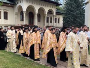 Moaștele Sfântului Mare Mucenic Ioan cel Nou au fost depuse în această dimineață în curtea mănăstirii spre închinare