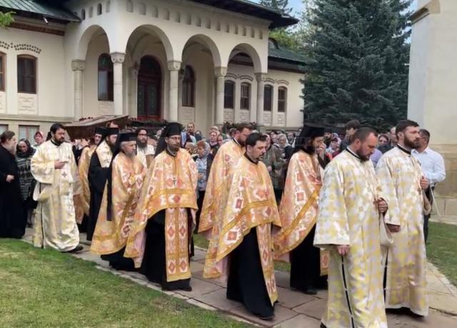 Moaștele Sfântului Mare Mucenic Ioan cel Nou au fost depuse în această dimineață în curtea mănăstirii spre închinare
