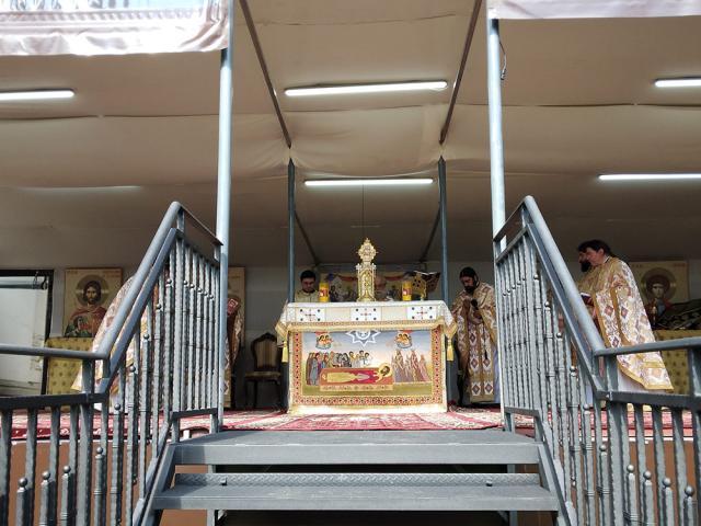 Moaștele Sfântului Mare Mucenic Ioan cel Nou au fost depuse ieri dimineață în curtea mănăstirii spre închinare