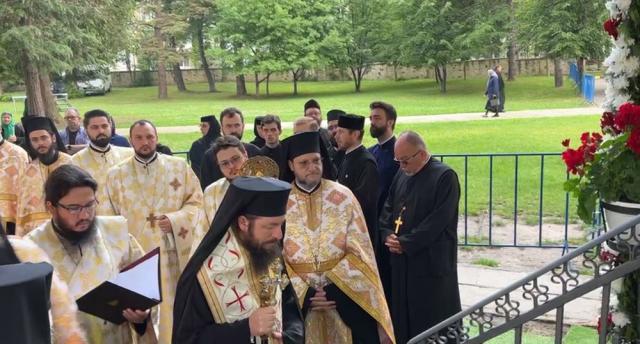 Moaștele Sfântului Mare Mucenic Ioan cel Nou au fost depuse ieri dimineață în curtea mănăstirii spre închinare