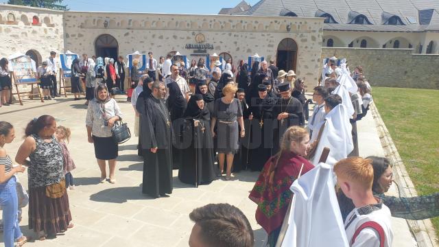 Slujbă arhierească, expoziție de fotografie, distincții și sute de credincioși, la praznicul Sfântului Mare Mucenic Ioan cel Nou