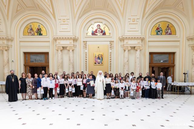 Patriarhul Daniel a inaugurat expoziția „Biblia călătoare și sfințitoare” și a acordat premii și distincții copiilor și profesorilor implicați. Sursa Basilica.ro