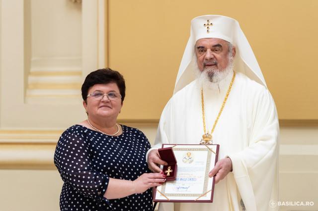 Prof. Daniela Ceredeev a primit de la Patriarhul Daniel Ordinul „Sf. Ioan Gură de Aur” pentru mireni Sursa Basilica.ro